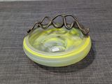 un bol en verre orné d'un serpent, posé sur une table