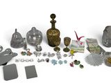 un grand nombre d'objets posés sur une table