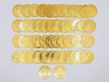 beaucoup de pièces d'or sur une surface blanche