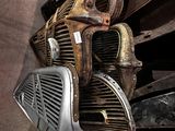 beaucoup de vieilles voitures qui prennent la poussière dans un garage