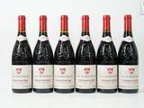 six bouteilles de vin rouge alignées sur une surface blanche