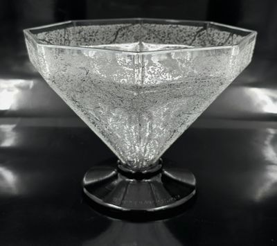 photographie en noir et blanc d'un bol en verre posé sur une table