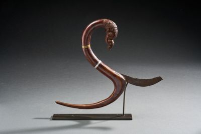une photo d'une sculpture représentant un oiseau posée sur un socle