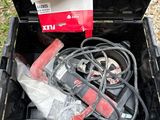 une boîte contenant des outils, posée sur le sol