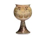un vase posé sur un support sur une surface blanche