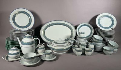 beaucoup d'assiettes et de tasses sur la table
