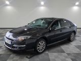 la photo d'une voiture noire garée dans un garage