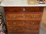 une commode en marbre dans une pièce