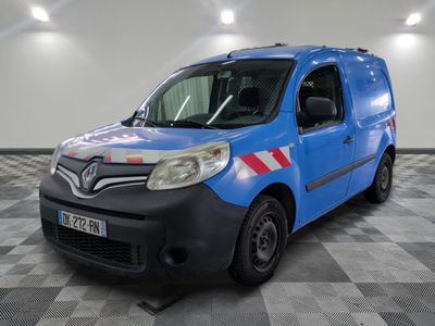 la photo d'une camionnette bleue garée dans un garage