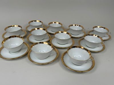 six tasses et soucoupes blanches et dorées avec bords dorés