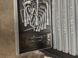 une valise contenant tout un tas d'outils