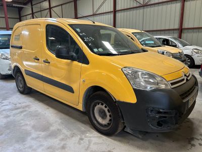 une camionnette jaune garée dans un garage à côté d'autres voitures