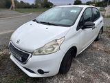 une photo d'une petite voiture blanche garée sur le bord de la route