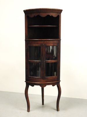 une photo d'une armoire d'angle à portes vitrées
