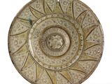 une assiette sur laquelle figure un motif circulaire