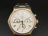 un gros plan d'une montre-bracelet posée sur un présentoir