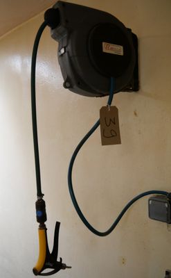un tuyau fixé au mur d'un garage