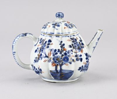 une théière bleue et blanche ornée d'un motif floral
