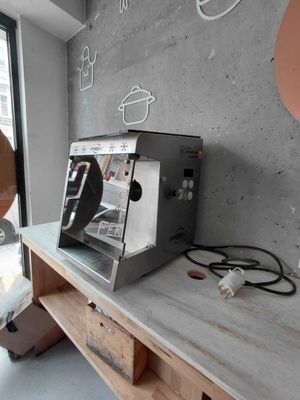 une machine à café posée sur le comptoir d'un café