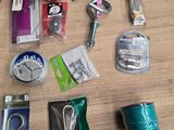 plusieurs objets posés ensemble sur une table