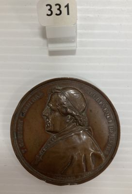 un gros plan d'une médaille de bronze sur laquelle figure une femme