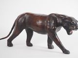 statue d'un tigre sur fond blanc, avec un fond blanc