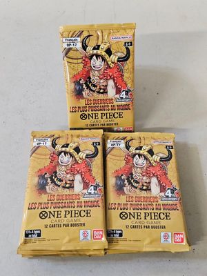 trois paquets de cartes à collectionner, posés sur une table