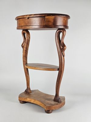 une photo d'une table en bois sur laquelle se trouve une étagère