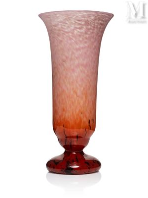 un vase en verre avec un socle rouge sur fond blanc