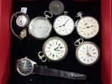 de nombreux modèles différents de montres de poche dans un coffret rouge