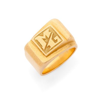 un gros plan d'une bague en or portant un logo