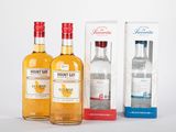 trois bouteilles d'alcools différents posées les unes à côté des autres