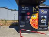 un distributeur automatique sur lequel est représentée une pizza