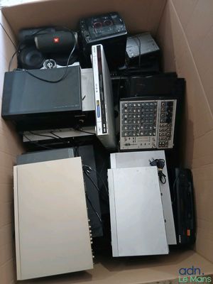 beaucoup de composants électroniques dans une boîte ouverte