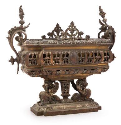 un grand vase en bronze posé sur un socle, sur fond blanc