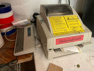 une machine posée sur une table