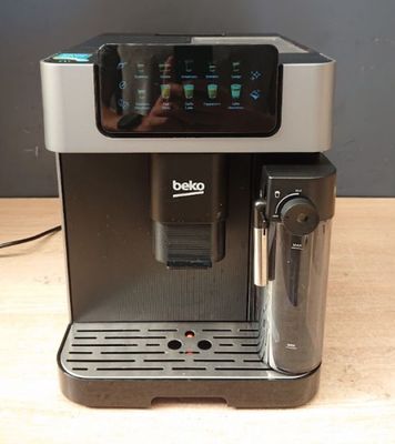 une machine à café posée sur une table