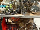 une table sur laquelle se trouvent de nombreux objets en argent