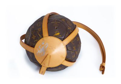 un sac marron et beige sur lequel il y a une inscription