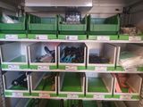 de nombreux bacs verts sur les étagères du réfrigérateur