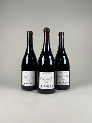 trois bouteilles de vin sont alignées sur une table