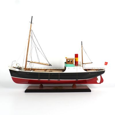une maquette de bateau posée sur un socle, sur une surface blanche