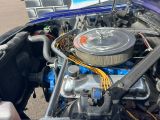 un gros plan du moteur d'une voiture, le capot ouvert