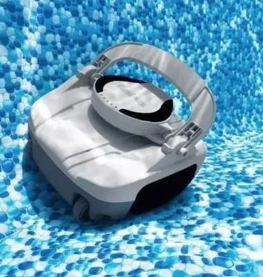 une photo d'un robot nettoyeur de piscine dans une piscine