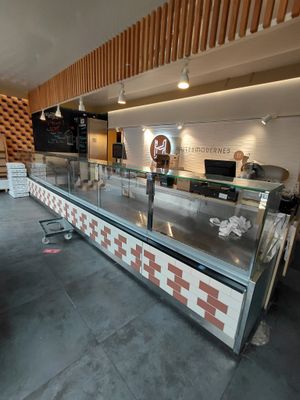 un comptoir avec une vitrine au milieu de la pièce