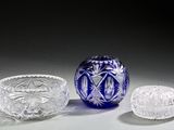 trois bols en verre et un bol posés sur une table