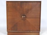 une image représentant une petite armoire en bois munie d'une porte