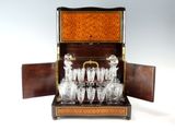 un coffret en bois contenant un service en verre