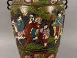 un vase avec un tableau posé sur une table