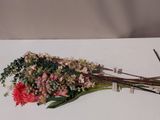 un bouquet de fleurs posé sur une table blanche